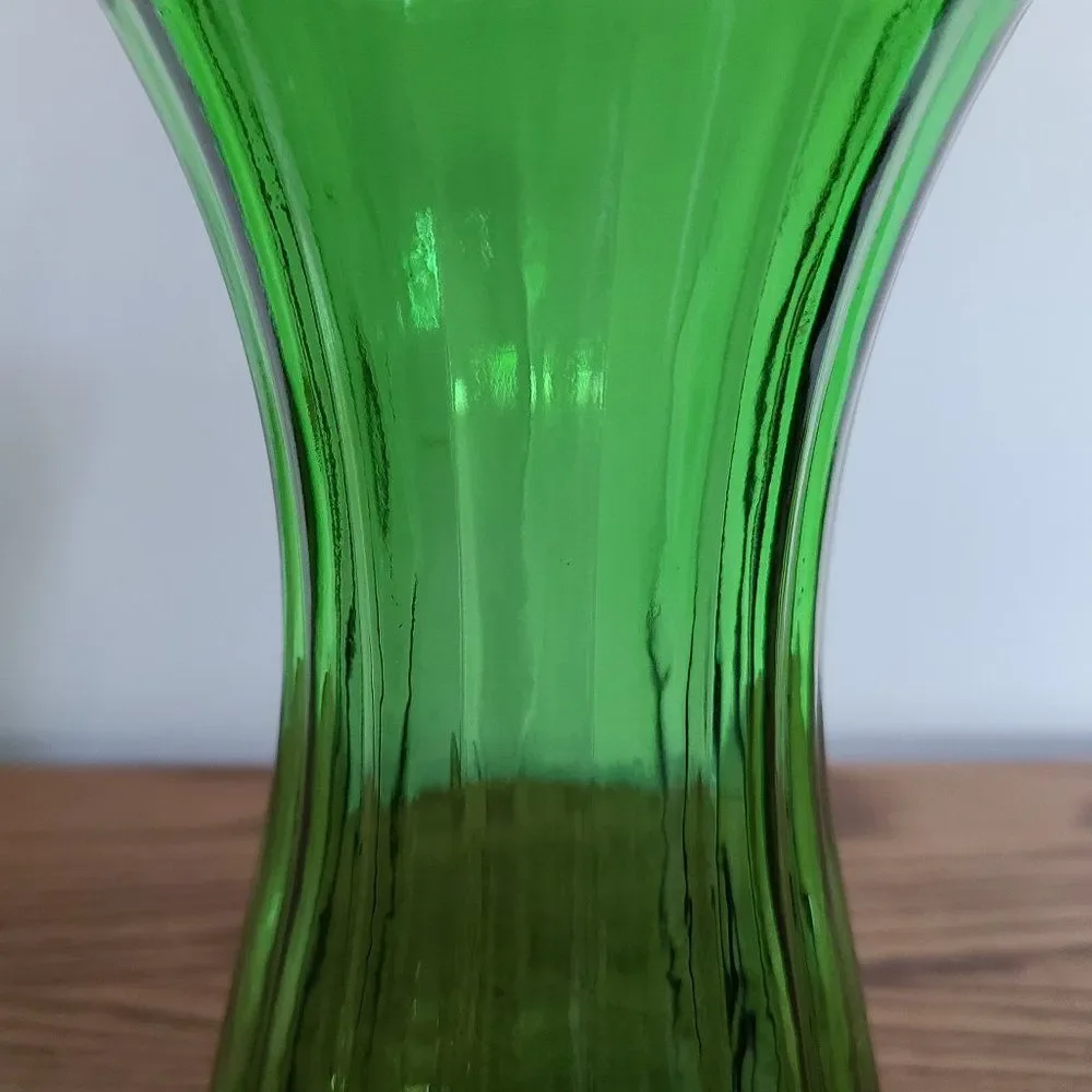 Hoosier Glass Tall Ribbed Swirled Curved Opulent Emerald Green Vase 4183 Vintage
